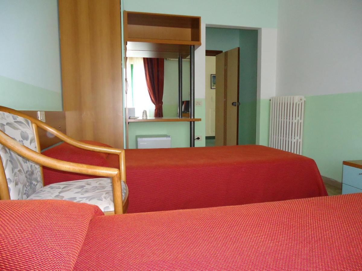 Motel Boston Silvi Marina Buitenkant foto