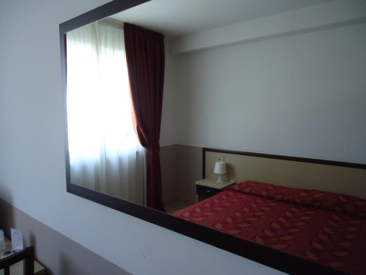 Motel Boston Silvi Marina Buitenkant foto