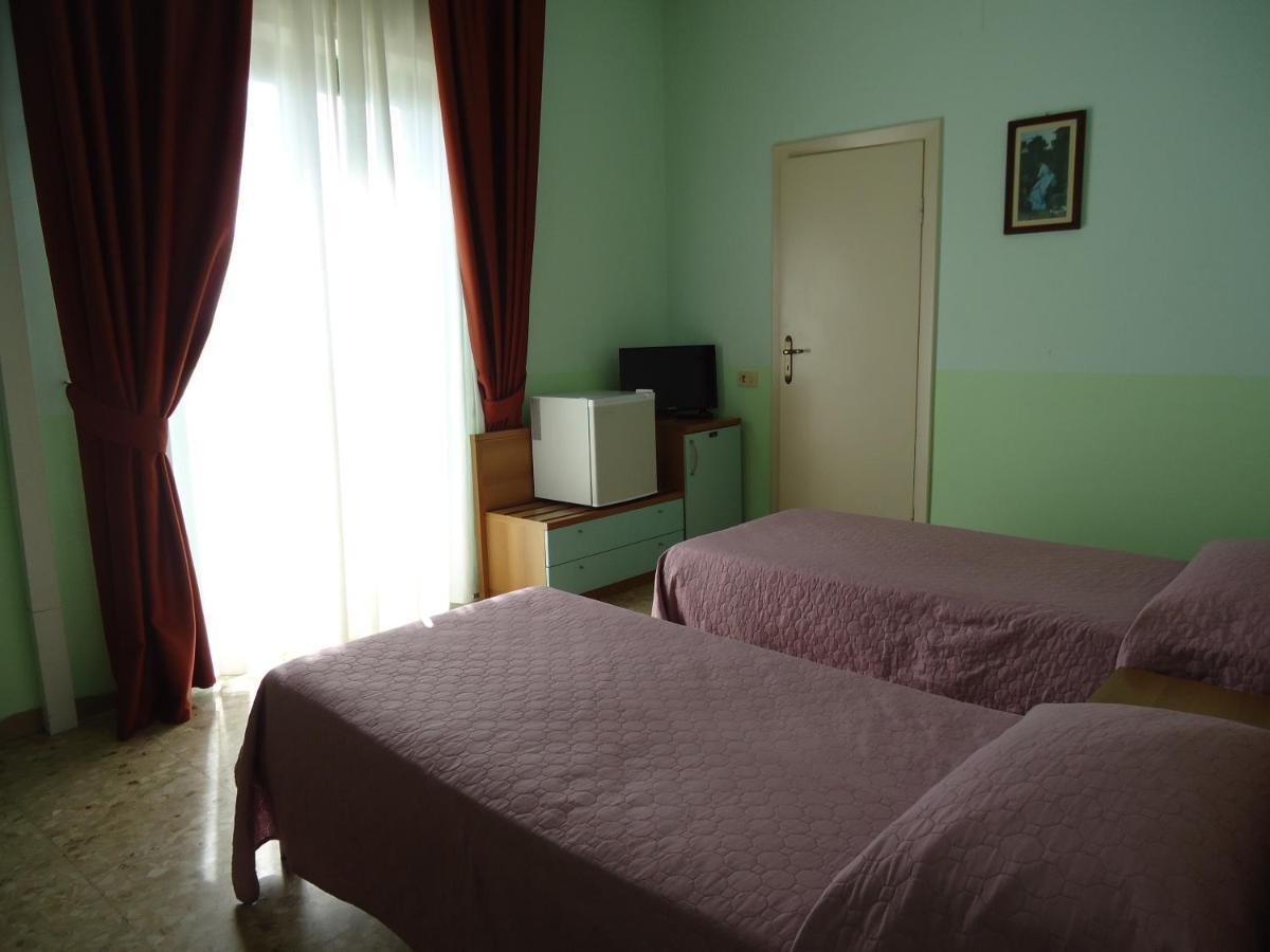 Motel Boston Silvi Marina Buitenkant foto