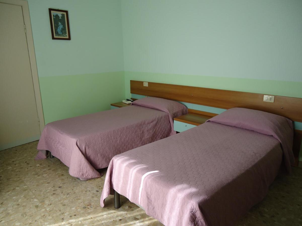 Motel Boston Silvi Marina Buitenkant foto