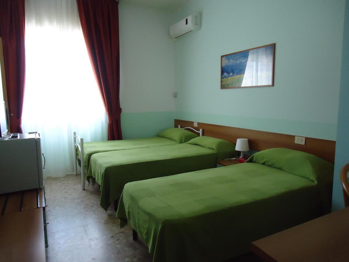 Motel Boston Silvi Marina Buitenkant foto